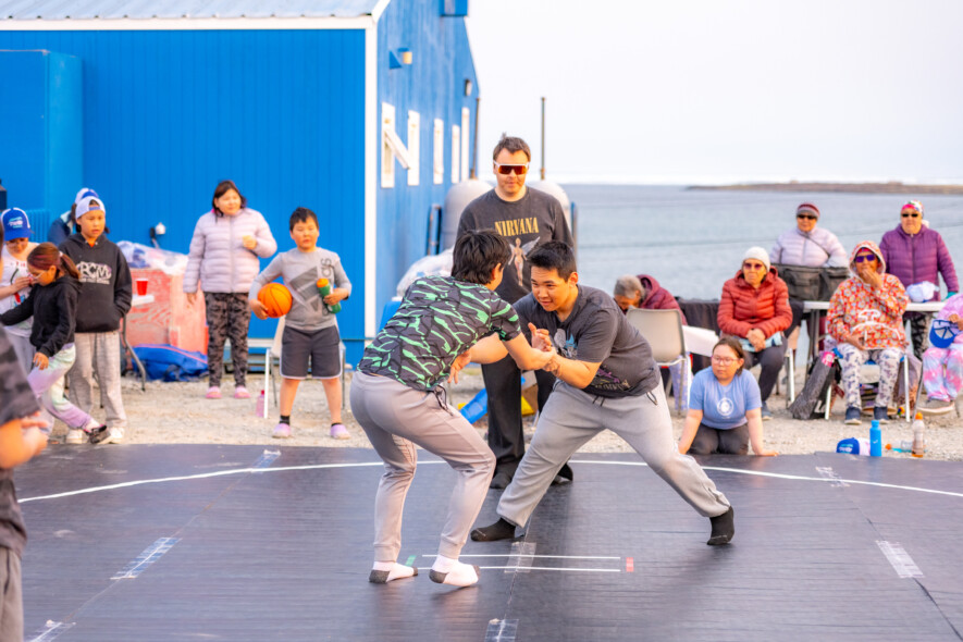 La 3e édition du tournoi annuel de lutte inuite d’Ulukhaktok a réuni de nombreuses personnes de la communauté. 
 &mdash; (Courtoisie Monique Smith)