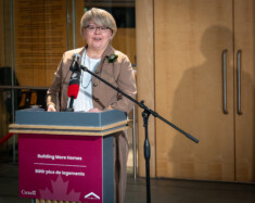 La ministre responsable d’Habitation TNO, Lucy Kuptana, estime que les nouvelles ententes permettront d’accélérer la construction de logements sociaux, abordables et avec services de soutien dans le territoire. (photo Cristiano Pereira) &mdash; Cristiano Pereira
