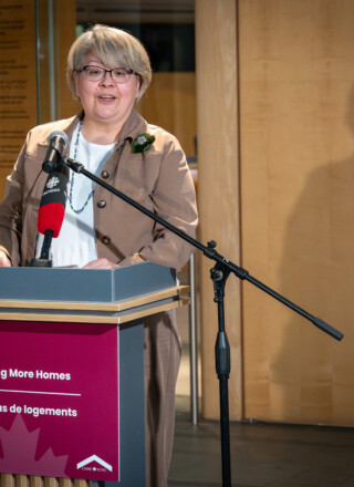 La ministre responsable d’Habitation TNO, Lucy Kuptana, estime que les nouvelles ententes permettront d’accélérer la construction de logements sociaux, abordables et avec services de soutien dans le territoire. (photo Cristiano Pereira) &mdash; Cristiano Pereira