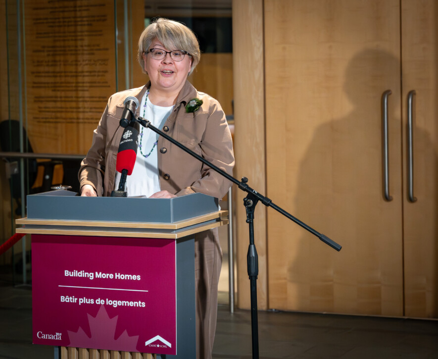 La ministre responsable d’Habitation TNO, Lucy Kuptana, estime que les nouvelles ententes permettront d’accélérer la construction de logements sociaux, abordables et avec services de soutien dans le territoire. (photo Cristiano Pereira) &mdash; Cristiano Pereira