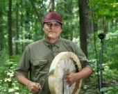 Shauit, l’auteur-compositeur-interprète innu invité au festival FOTR 2026 &mdash; (Courtoisie FOTR)