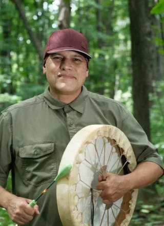 Shauit, l’auteur-compositeur-interprète innu invité au festival FOTR 2026 &mdash; (Courtoisie FOTR)