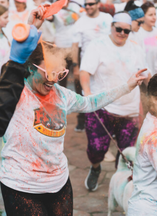 La toute première Colour Run a eu lieu l’année passée, en 2025, dans un nuage coloré.  &mdash; Courtoisie YK Colour Run