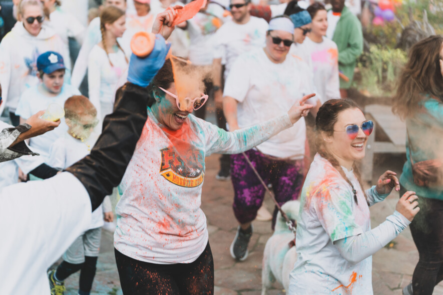 La toute première Colour Run a eu lieu l’année passée, en 2025, dans un nuage coloré.  &mdash; Courtoisie YK Colour Run