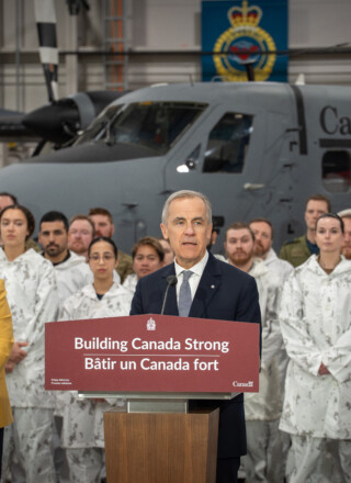 Le premier ministre Mark Carney à Yellowknife, le 12 mars 2026. Lors de cette visite, il avait annoncé le renvoi du projet de route de la vallée du Mackenzie au Bureau des grands projets. &mdash; Photo Cristiano Pereira