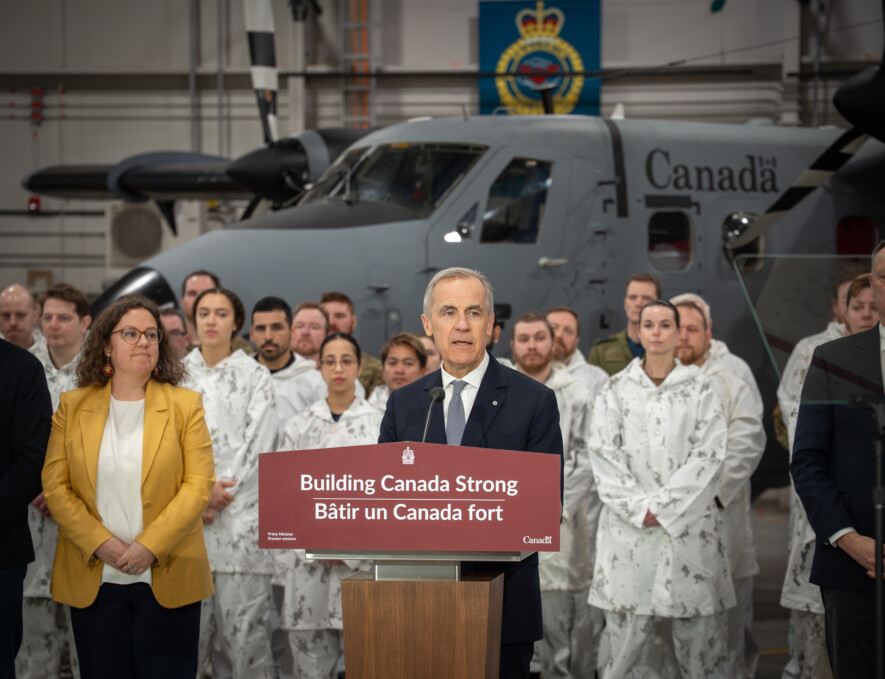 Le premier ministre Mark Carney à Yellowknife, le 12 mars 2026. Lors de cette visite, il avait annoncé le renvoi du projet de route de la vallée du Mackenzie au Bureau des grands projets. &mdash; Photo Cristiano Pereira