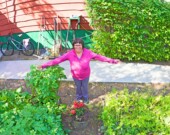 Suzette Montreuil dans son jardin à Yellowknife, en 2021. Sa famille décrit ce jardin, qu’elle cultivait avec passion, comme un symbole de « l’abondance que Suzette apportait à nos vies ». &mdash; Courtoisie