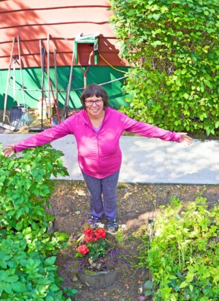 Suzette Montreuil dans son jardin à Yellowknife, en 2021. Sa famille décrit ce jardin, qu’elle cultivait avec passion, comme un symbole de « l’abondance que Suzette apportait à nos vies ». &mdash; Courtoisie