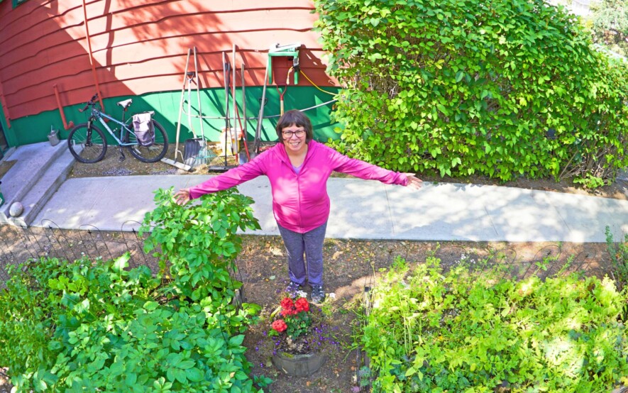 Suzette Montreuil dans son jardin à Yellowknife, en 2021. Sa famille décrit ce jardin, qu’elle cultivait avec passion, comme un symbole de « l’abondance que Suzette apportait à nos vies ». &mdash; Courtoisie