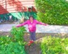Suzette Montreuil dans son jardin à Yellowknife, en 2021. Sa famille décrit ce jardin, qu’elle cultivait avec passion, comme un symbole de « l’abondance que Suzette apportait à nos vies ». &mdash; Courtoisie