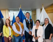 De gauche à droite : le premier ministre des TNO, R.J. Simpson, la ministre Caroline Wawzonek, puis les chefs Ernest Betsina, Jackson Lafferty, Doreen Arrowmaker, Adeline Football et Bertha Rabesca Zoe, réunis à l’occasion de l’annonce du corridor proposé pour le Corridor économique et de sécurité de l’Arctique. &mdash; Courtoisie