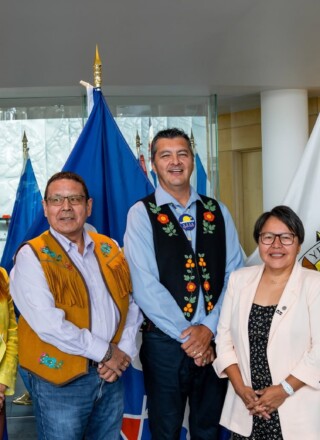 De gauche à droite : le premier ministre des TNO, R.J. Simpson, la ministre Caroline Wawzonek, puis les chefs Ernest Betsina, Jackson Lafferty, Doreen Arrowmaker, Adeline Football et Bertha Rabesca Zoe, réunis à l’occasion de l’annonce du corridor proposé pour le Corridor économique et de sécurité de l’Arctique. &mdash; Courtoisie