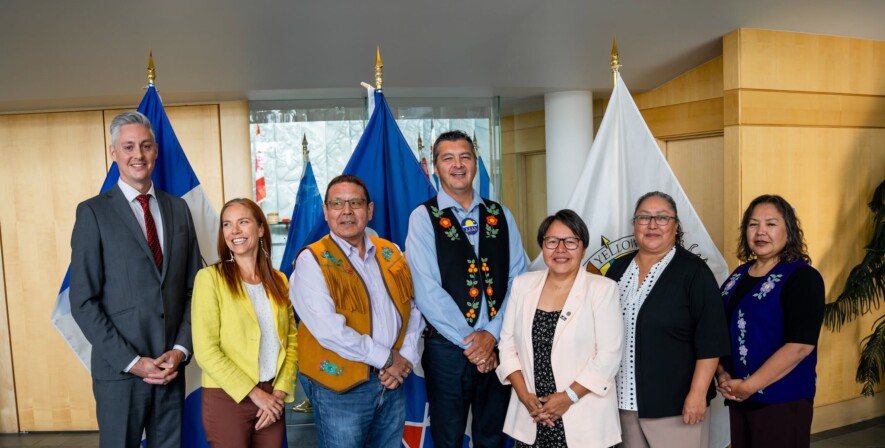 De gauche à droite : le premier ministre des TNO, R.J. Simpson, la ministre Caroline Wawzonek, puis les chefs Ernest Betsina, Jackson Lafferty, Doreen Arrowmaker, Adeline Football et Bertha Rabesca Zoe, réunis à l’occasion de l’annonce du corridor proposé pour le Corridor économique et de sécurité de l’Arctique. &mdash; Courtoisie