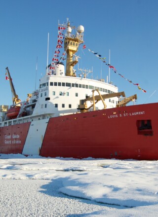 Le brise-glace NGCC Louis S. St-Laurent, de la flotte de la Garde côtière canadienne, est passé de façon symbolique au large du Pôle Nord mi-aout 2026. L’équipage à bord participe à la mission de la Convention des Nations Unies sur le droit de la mer. &mdash; Courtoisie Ressources naturelles Canada