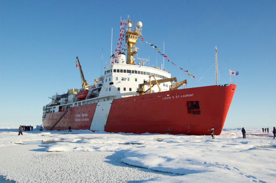 Le brise-glace NGCC Louis S. St-Laurent, de la flotte de la Garde côtière canadienne, est passé de façon symbolique au large du Pôle Nord mi-aout 2026. L’équipage à bord participe à la mission de la Convention des Nations Unies sur le droit de la mer. &mdash; Courtoisie Ressources naturelles Canada