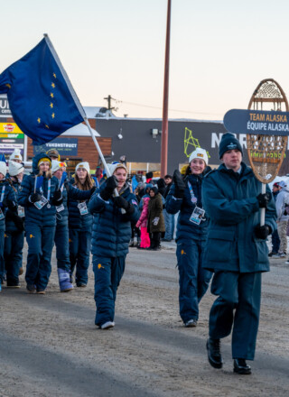 L’équipe de l’Alaska défile fièrement dans les rues de Whitehorse lors de la cérémonie d’ouverture des Jeux d’hiver de l’Arctique qui se sont tenus en mars 2026 au Yukon. &mdash; Photo Nelly Guidici