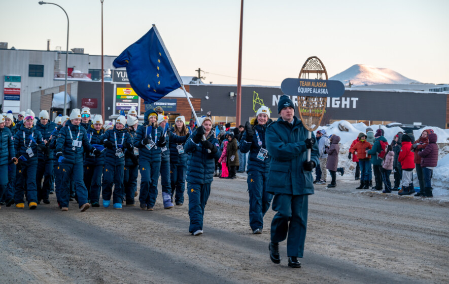 L’équipe de l’Alaska défile fièrement dans les rues de Whitehorse lors de la cérémonie d’ouverture des Jeux d’hiver de l’Arctique qui se sont tenus en mars 2026 au Yukon. &mdash; Photo Nelly Guidici