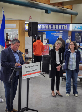 Le ministre ténois de l’Infrastructure, Vince McKay, prend la parole à l’aéroport d’Inuvik lors de l’annonce du nouvel investissement fédéral destiné à sa modernisation. &mdash; Courtoisie