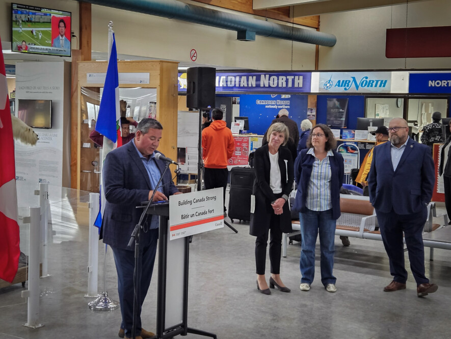 Le ministre ténois de l’Infrastructure, Vince McKay, prend la parole à l’aéroport d’Inuvik lors de l’annonce du nouvel investissement fédéral destiné à sa modernisation. &mdash; Courtoisie