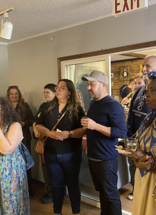 Le lancement de la nouvelle année pour les organismes communautaires de la région a aussi été une belle occasion de rencontrer des francophones et de tisser des liens.  &mdash; Photo Aline Essombe