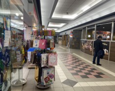 La plupart des employés et travailleurs rencontrés au centre-ville de Yellowknife pensent que le salaire minimum n’est pas suffisant, et devrait être augmenté pour atteindre au moins la somme de 20 $ de l’heure. &mdash; Aline Essombe