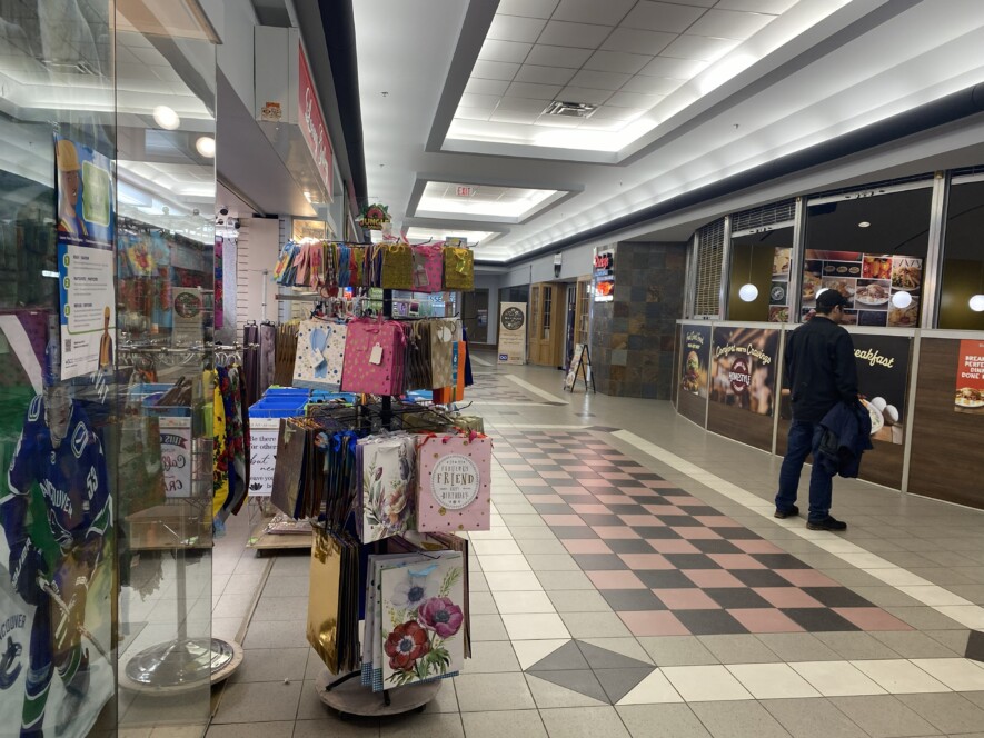 La plupart des employés et travailleurs rencontrés au centre-ville de Yellowknife pensent que le salaire minimum n’est pas suffisant, et devrait être augmenté pour atteindre au moins la somme de 20 $ de l’heure. &mdash; Aline Essombe