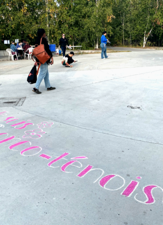 La poésie prend les parcs a attiré une vingtaine de personnes au parc Somba K’e de Yellowknife le 8 septembre dernier.  &mdash; Aline Essombe