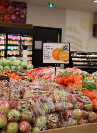 La section de fruits et légumes du NorthMart d’Iqaluit. Les contre-tarifs pourraient avoir des répercussions sur les couts et les sources d’approvisionnement des détaillants nordiques.  &mdash; Courtoisie