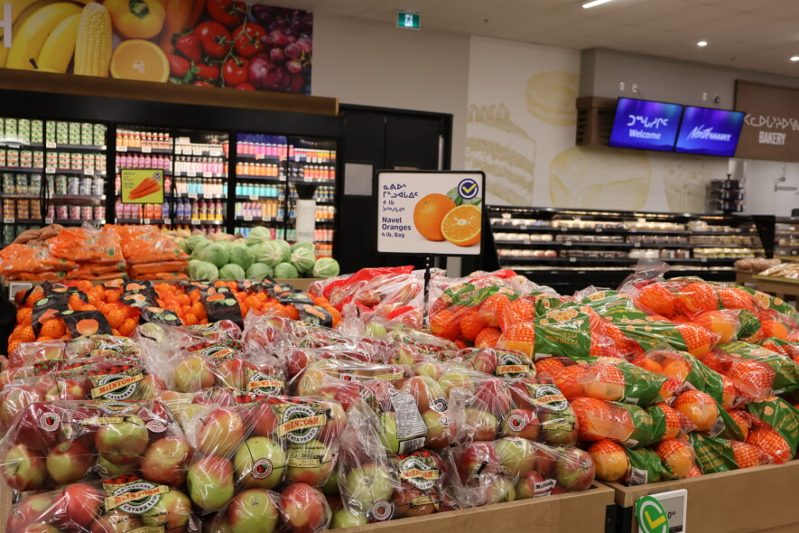 La section de fruits et légumes du NorthMart d’Iqaluit. Les contre-tarifs pourraient avoir des répercussions sur les couts et les sources d’approvisionnement des détaillants nordiques.  &mdash; Courtoisie