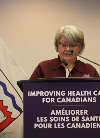 Les ministres des GTNO et d’Ottawa ont annoncé le renouvèlement d’un accord qui devrait permettre aux habitants du nord d’avoir accès plus facilement aux soins de santé. &mdash; Courtoisie Inès Lombardo, correspondante parlementaire Francopresse