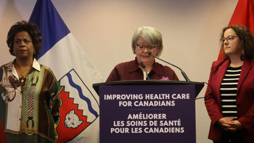 Les ministres des GTNO et d’Ottawa ont annoncé le renouvèlement d’un accord qui devrait permettre aux habitants du nord d’avoir accès plus facilement aux soins de santé. &mdash; Courtoisie Inès Lombardo, correspondante parlementaire Francopresse