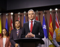 Plusieurs membres des autorités autochtones ont discuté avec le premier ministre des TNO R.J Simpson du Corridor de sécurité économique de l’Arctique, le 6 octobre à Ottawa. &mdash; Photo Inès Lombardo