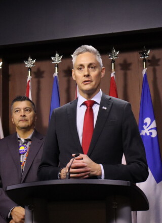 Plusieurs membres des autorités autochtones ont discuté avec le premier ministre des TNO R.J Simpson du Corridor de sécurité économique de l’Arctique, le 6 octobre à Ottawa. &mdash; Photo Inès Lombardo