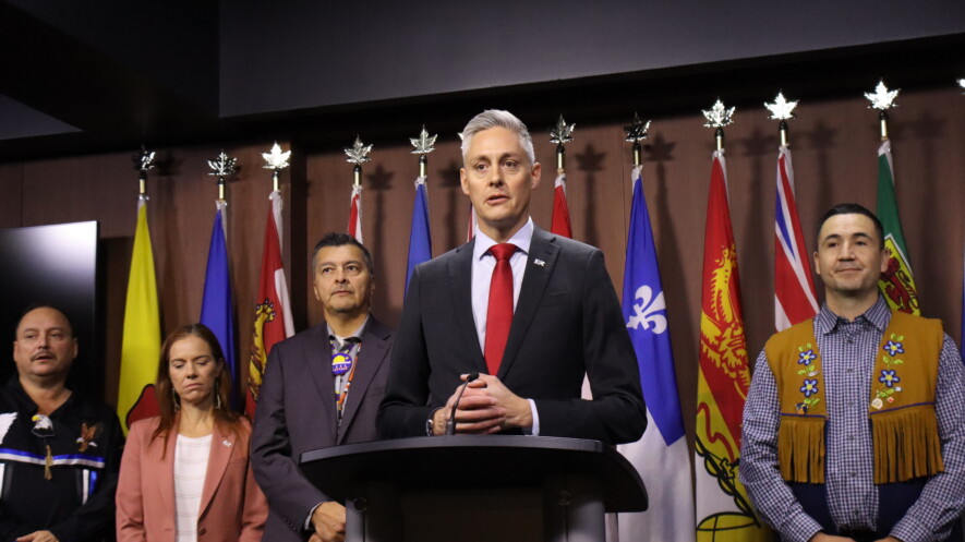 Plusieurs membres des autorités autochtones ont discuté avec le premier ministre des TNO R.J Simpson du Corridor de sécurité économique de l’Arctique, le 6 octobre à Ottawa. &mdash; Photo Inès Lombardo