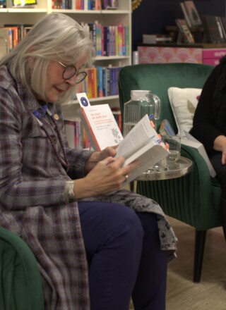 Une vingtaine de personnes ont fait le déplacement à la librairie Yellowknife Book afin d’assister au lancement de la version française du livre North of Nowhere: Song of a Truth and Reconciliation Commissionner (Au nord de nulle part : Le chant d’une commissaire à la vérité et à la réconciliation) &mdash; Aline Essombe