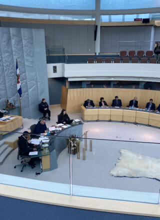 Les travaux de l’Assemblée législative portaient, ce mardi 20 octobre essentiellement, sur les couts de plus en plus élevés de la vie, et de l’accès aux soins de santé pour les citoyens et citoyennes des Territoires du Nord-Ouest  &mdash; Aline Essombe