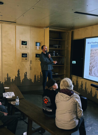 La reconnexion des lacs de fosses minières au Lac de Gras est prévue en été 2027 selon Sean Sinclair, responsable de la fermeture de Diavik. &mdash; (Photo Inès Figuigui)