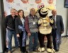 Dany Côté, président de l'ACFA régionale de Calgary, Tanya Fir, ministre des Arts, de la Culture et de la Condition féminine, Clarence Wolfleg Sr, chef spirituel de la Nation Siksika, sont accompagnés de la mascotte Brisebois et d'André Chabot, conseiller municipal de Calgary. Photo : Gabrielle Audet-Michaud  