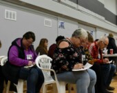Quand une journée se terminait, tous se rendaient à leurs chaises, dans leurs cellules familiales. Photo : Justine Dubrûle  