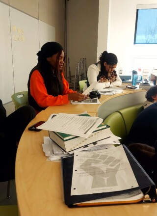 Des élèves de 10e et 12e année de l’École Le Ruisseau, à Brooks, ont participé à un atelier pour mettre en lumière des auteurs afrodescendants d’ici. Photo : Courtoisie