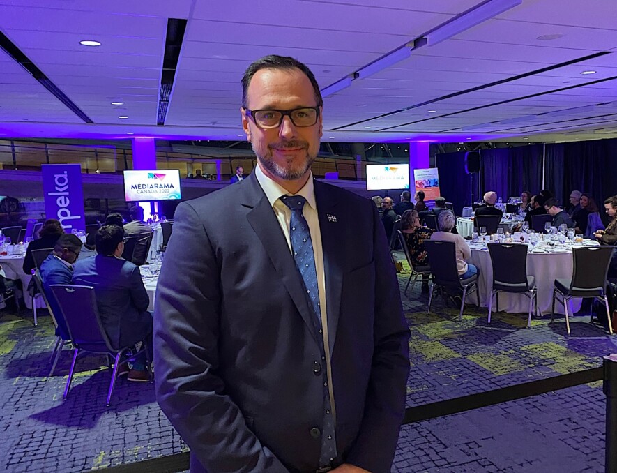 En entrevue avec Francopresse, le ministre québécois responsable de la Francophonie canadienne, Jean-François Roberge, dit travailler «très fort» pour signer des ententes avec les autres provinces et territoires. Photo : Andréanne Joly  