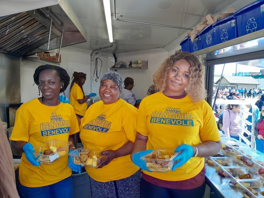 Les bénévoles comme Charlotte Lulamba (au centre) viennent d’horizons divers. Photo : Courtoisie