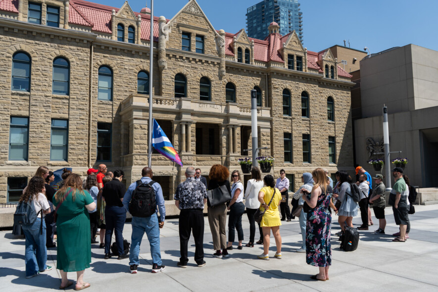Une trentaine de personnes ont assisté au premier lever du drapeau franco-albertain/queer à Calgary, le 9 juin dernier. Photo : Seren ORNEK - La Cité des Rocheuses  