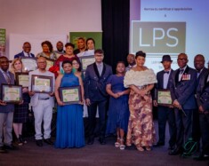 Les pionniers et les pionnières de l’AJFAS entourés des membres du conseil d’administration, après la remise des certificats de reconnaissance.  