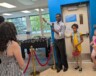 Alfred Lukhanda, président de l'IGLF, présente les lieux aux jeunes qui sont impatients de les découvrir. Photo : Isabelle Déchène Guay   