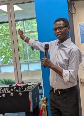 Alfred Lukhanda, président de l'IGLF, présente les lieux aux jeunes qui sont impatients de les découvrir. Photo : Isabelle Déchène Guay
