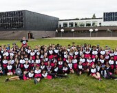 Tous les membres de l'Équipe Alberta sur le terrain de l’École Joseph-Moreau. Photo : Courtoisie  