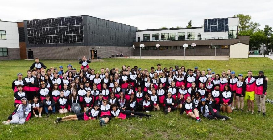 Tous les membres de l'Équipe Alberta sur le terrain de l’École Joseph-Moreau. Photo : Courtoisie  