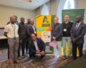 À gauche, Charlie Mballa avec des participants de l’Institut d’été entourant la bannière du GRAAL. Photo : Courtoisie  