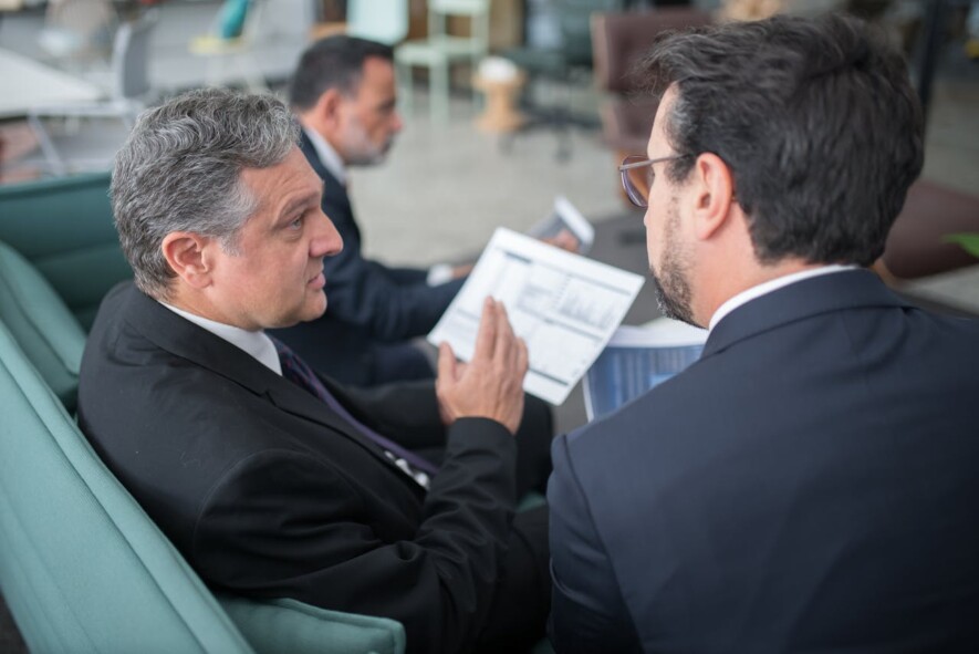 Face aux besoins spécifiques des entreprises et des particuliers en Alberta, il devient crucial de disposer d’un service linguistique adapté. Photo : Courtoisie KNR TRADUCTION  